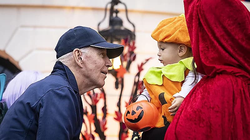 بالفيديو.. بايدن وزوجته يحتفلان بالهالوين برفقة أطفال البيت الأبيض