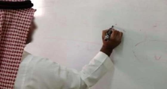 ولي أمر طالب يعتدي بالحذاء على معلم أمام طلابه في الطائف