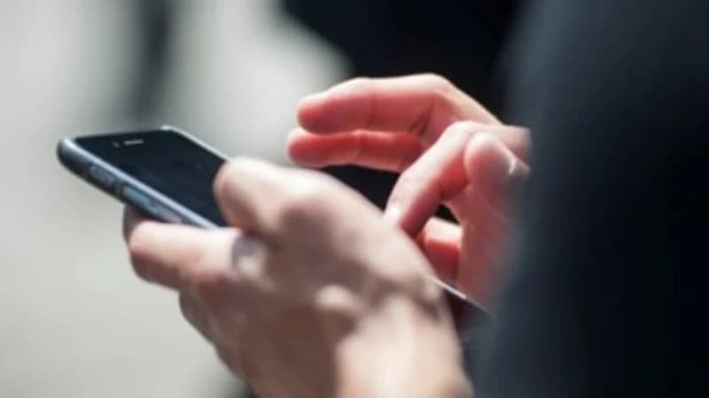 مستشار أسري يحذر من تطبيقات التعارف بين الشباب والبنات