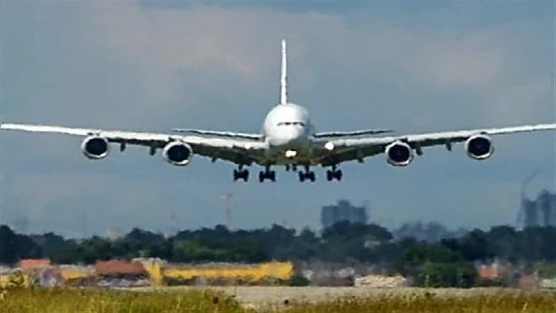 هبوط اضطراري لطائرة بعد اكتشاف شرخ في زجاجها