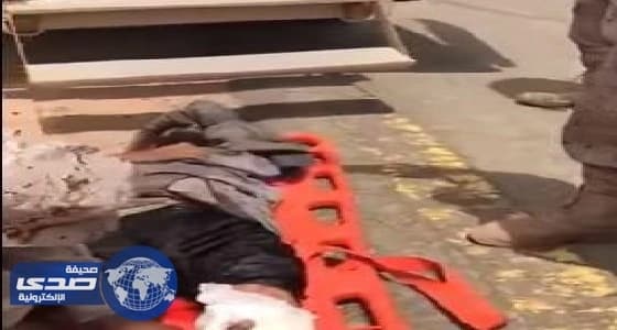 بالفيديو.. مرابطو الحد الجنوبي يعالجون أسير حوثي مصاب