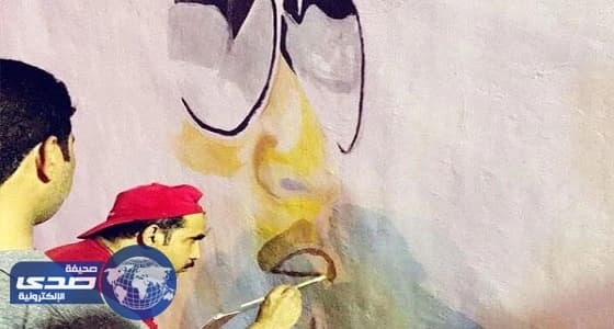 بالفيديو.. أم شهيد تبكي متأثرة برسم تشكيليين صورته على جدار منزله