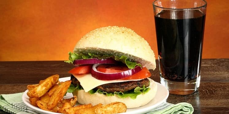 بالصور..هذه الأطعمة تسبب ضررًا في الدماغ