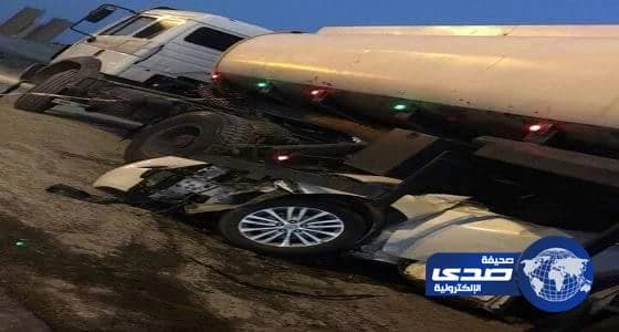 إصابة شابين اثر حادث تصادم مروع بين مركبة وشاحنة بجازان