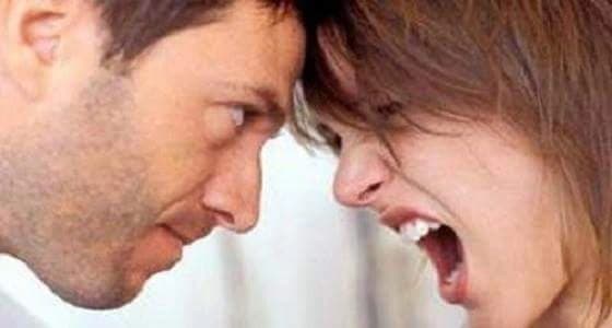 رجل صيني يتعرض للضرب من زوجته وامها امام اقاربهم لسبب مثير !!