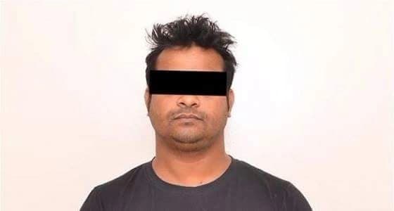 بنغالي يتتبع النساء ليصورهن في مركز تسوق